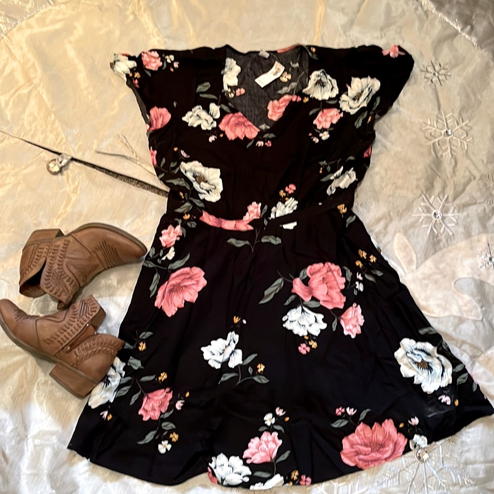 Brand new with tags old navy dress beautiful! Make me an offer ! Size lg